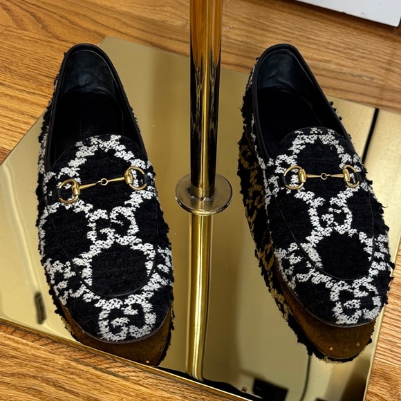 Gucci Jordaan Tweed Loafer with signature Gold Horsebit Accent. 👩‍🍳 💋 - Picture 3 of 10